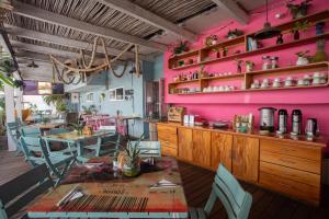 a dining room with pink walls and a table and chairs at Hotel Barahona Cartagena in Cartagena de Indias