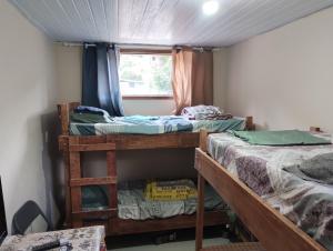 a room with two bunk beds and a window at quarto 3 pra 4 pessoas in Ouro Preto