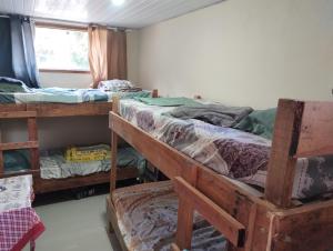 a room with two bunk beds and a window at quarto 3 pra 4 pessoas in Ouro Preto