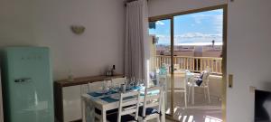 a room with a balcony with a table and chairs at Cambrils Dulces Sueños in Cambrils