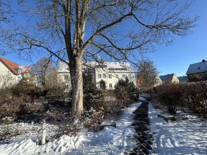 a snow covered path in front of a house at Haus Lutherrose in Neuendettelsau