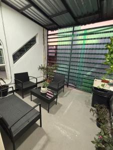 a patio with black chairs and tables and a window at Depa Balbuena in Guadalajara