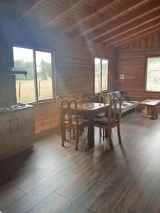 a dining room with a table and chairs in a cabin at Casa acogedora in Castro