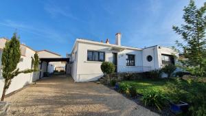 a white house with a driveway at La Villa Estran in Saint-Gilles-Croix-de-Vie