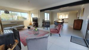 a living room with a couch and a table at La Villa Estran in Saint-Gilles-Croix-de-Vie