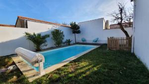 a swimming pool in the backyard of a house at La Villa Estran in Saint-Gilles-Croix-de-Vie +13 photos