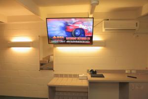 A television and/or entertainment centre at Ocean Views Motel Lakes Entrance