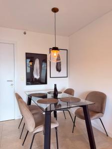a dining room with a glass table and chairs at Feel Premiun 1203 in Asunción