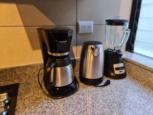 Eine Kaffeemaschine und ein Mixer auf der Arbeitsfläche. in der Unterkunft Silver Moon in Quetzaltenango
