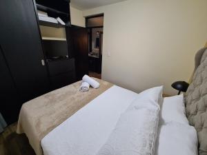 ein Hotelzimmer mit einem Bett, auf dem zwei Handtücher liegen in der Unterkunft Silver Moon in Quetzaltenango