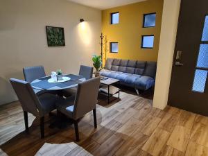ein Wohnzimmer mit einem Tisch und einem Sofa in der Unterkunft Silver Moon in Quetzaltenango