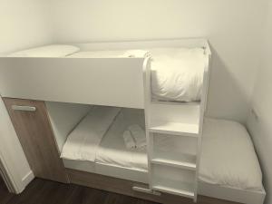 a small room with a bunk bed and a bunk bed at Apartamento Eguzkey - Tolosa centro in Tolosa