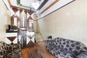 a living room with a couch and a counter at Hotel O Aadaab in Hyderabad +17 photos
