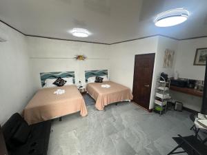 a bedroom with two beds in a room at Virginia's apartaments in Omoa