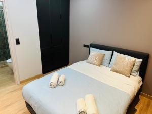 ein Schlafzimmer mit einem Bett, auf dem Hausschuhe liegen in der Unterkunft Agatha-4 in Piräus