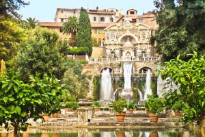 un jardin avec une fontaine en face d'un bâtiment dans l'établissement Hotel Tivoli, à Tivoli Terme