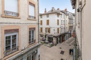 a view of an alley between two buildings at Vienna Antic in Vienne