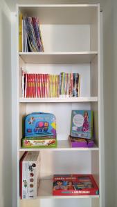 ein Bücherregal voller Bücher in der Unterkunft Buonacqua in Tavigliano