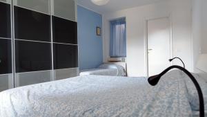 ein Schlafzimmer mit einem großen Bett und einem Fenster in der Unterkunft Buonacqua in Tavigliano