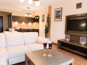 コウォブジェクにあるVacationClub - Morska 5 Apartment 4のリビングルーム(白いソファ、ワイングラス2杯付)