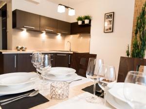 コウォブジェクにあるVacationClub - Morska 5 Apartment 4のテーブル(皿、ワイングラス付)