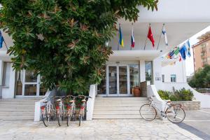 un gruppo di biciclette parcheggiate di fronte a un edificio di Joli Park Hotel - Caroli Hotels a Gallipoli