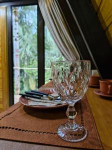 a wine glass sitting on top of a table at Chalé a 500 metros do Pico Malwee in Jaraguá do Sul