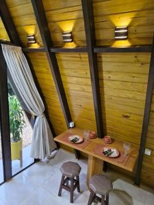 a room with a table and chairs in a room at Chalé a 500 metros do Pico Malwee in Jaraguá do Sul