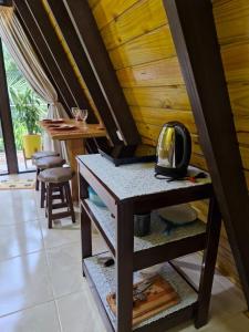 a room with a counter and a table and chairs at Chalé a 500 metros do Pico Malwee in Jaraguá do Sul +10 photos