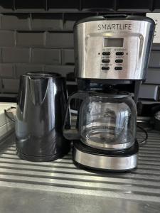a toaster and a coffee maker on a counter at Departamento Palomar in Posadas