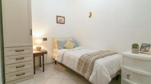 a small bedroom with a bed and a desk at Cavour Apartment With Terrace in Palau