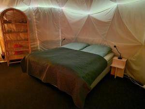 a bedroom with a bed in a tent at Skaland panorama in Senja
