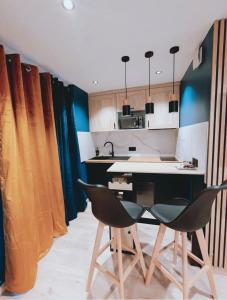 a kitchen with two chairs and a table at Ocean Bleu Toulouse in Toulouse +13 photos