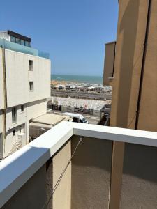 widok na ocean z balkonu budynku w obiekcie Hotel Adria Mare w Rimini