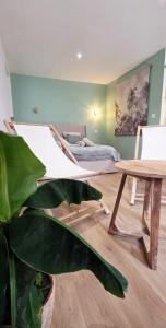 a bedroom with a bed and a green wall at La suite canopée en Brocéliande in Campénéac