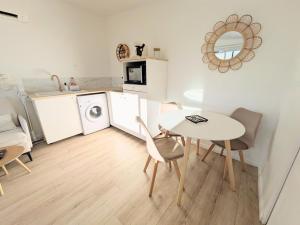 a kitchen and dining room with a table and chairs at Suite Évasion Spa - Tiny House in Vernouillet