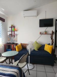 a living room with a blue couch and a table at Cómoda habitación Mar in Veracruz