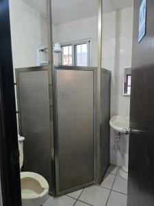 a bathroom with a shower with a toilet and a sink at Cómoda habitación Mar in Veracruz