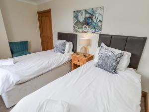 two beds sitting next to each other in a bedroom at Grey Croft in Embleton +35 photos