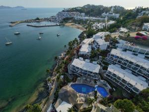 an aerial view of a resort next to the water at Frente al mar, comodo y familiar en Playasol Manzanillo in Manzanillo