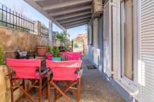 a patio with chairs and a table on a balcony at Casa Carina in Lakíthra