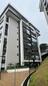 a large white building with a street light in front of it at SeuLoft 110SouMais in Niterói