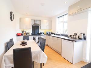 a kitchen with a table and chairs in a room at Arnant in Dolgellau