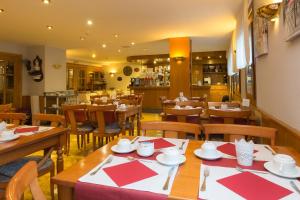 Restoran või mõni muu söögikoht majutusasutuses Hotel Eth Solan & SPA
