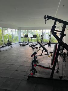 a gym with rows of exercise equipment in a room at kristal lagoon view apartement in Cartagena de Indias