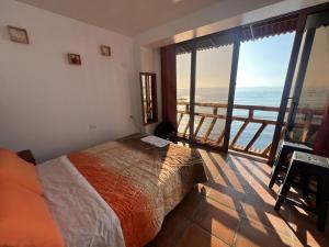 ein Schlafzimmer mit Bett und Meerblick in der Unterkunft Hotel Sunset Chancay in Chancay