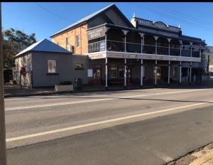 a large building on the side of a street at white hart hotel murrurundi in Murrurundi