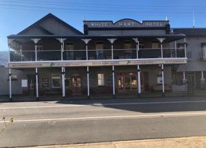 a whitehat hotel on the side of a street at white hart hotel murrurundi in Murrurundi