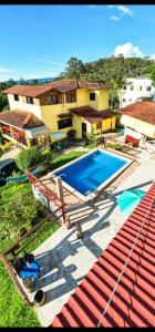 an aerial view of a house with a swimming pool at Hostel Yellow House MG in Itamonte