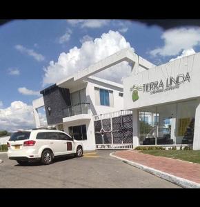a white van parked in front of a building at Espectacular Casa Quinta in Girardot